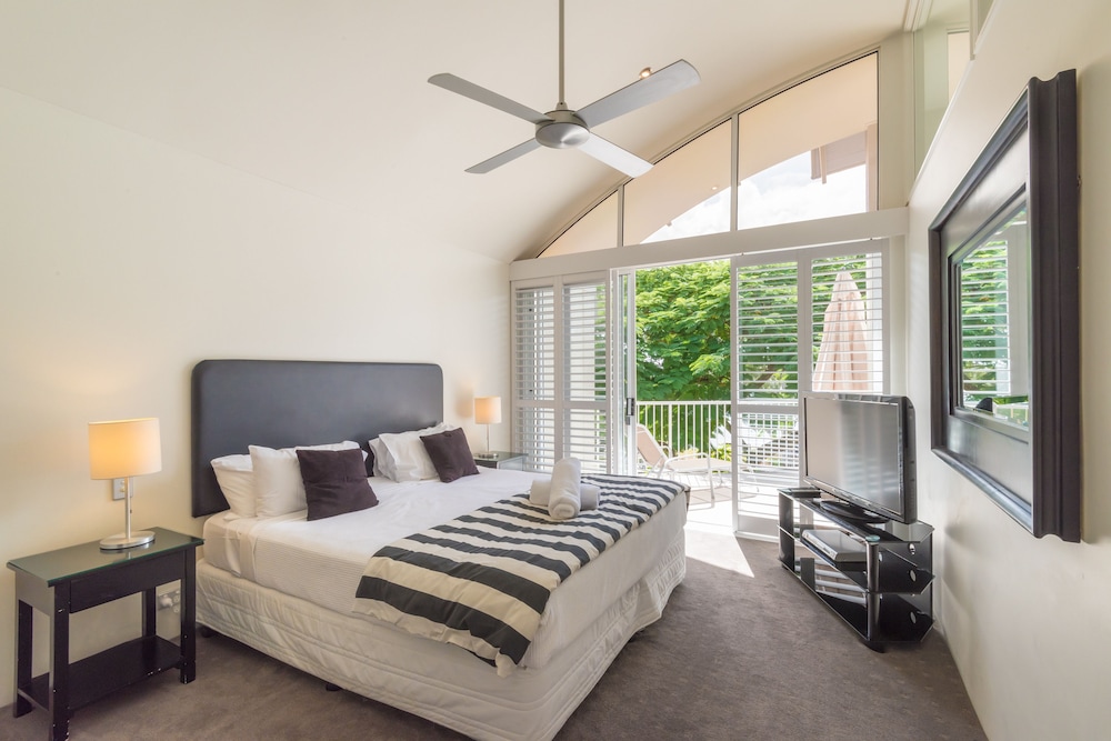 NOOSA OUTRIGGER BEACH RESORT 19/73