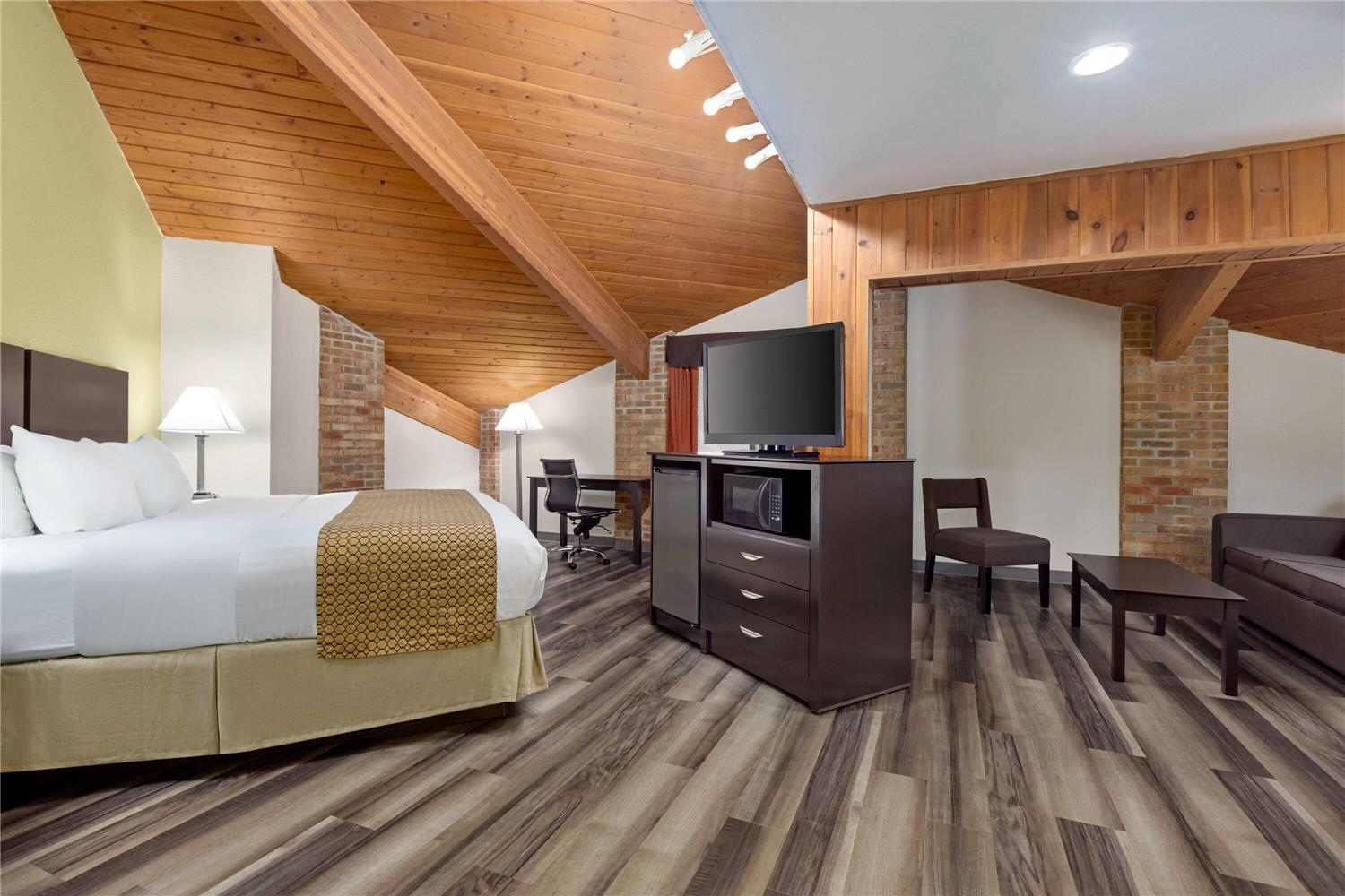 Baymont By Wyndham Monroe, MI 16/36