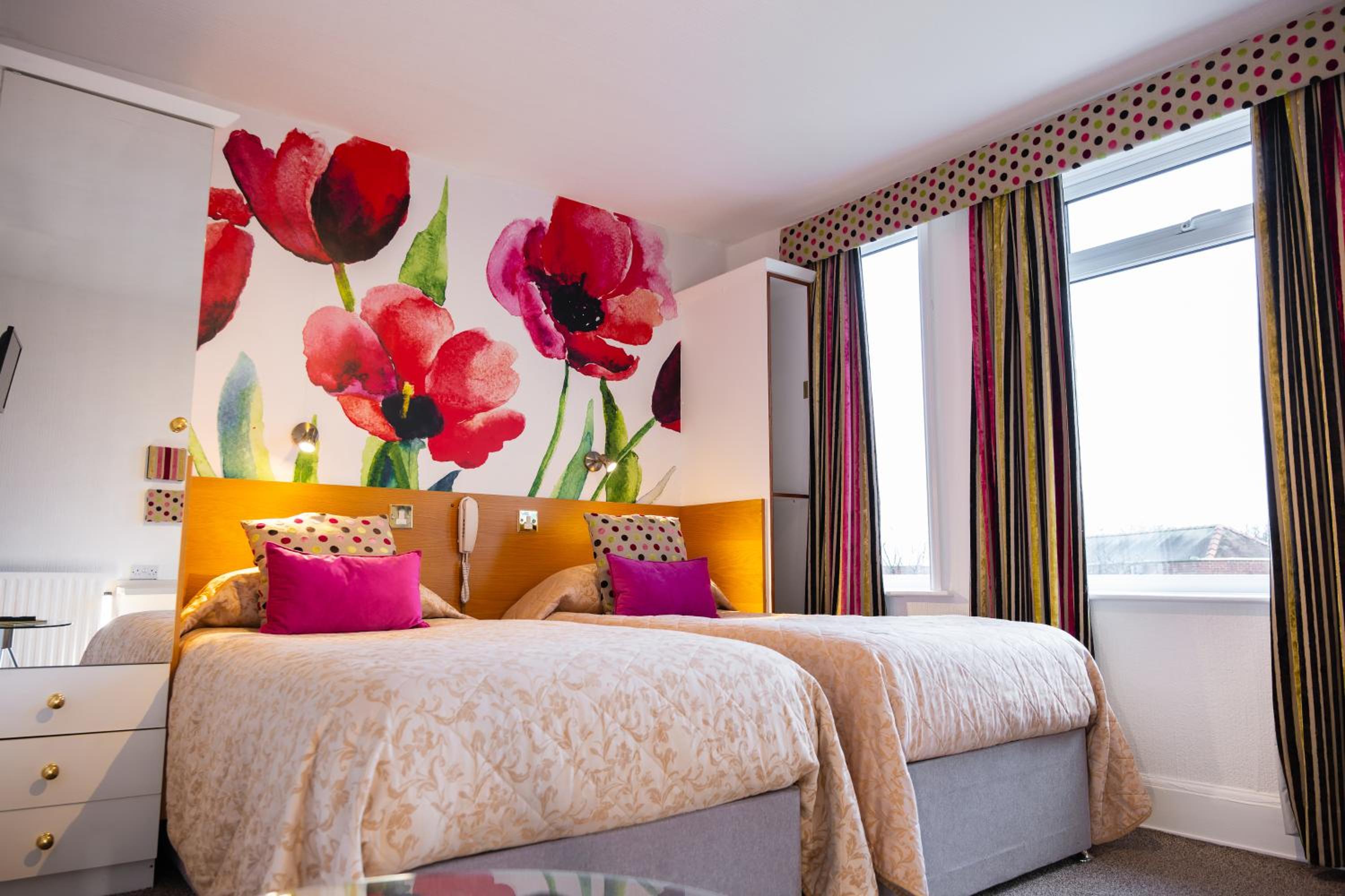 Room, Twin Beds, Front View