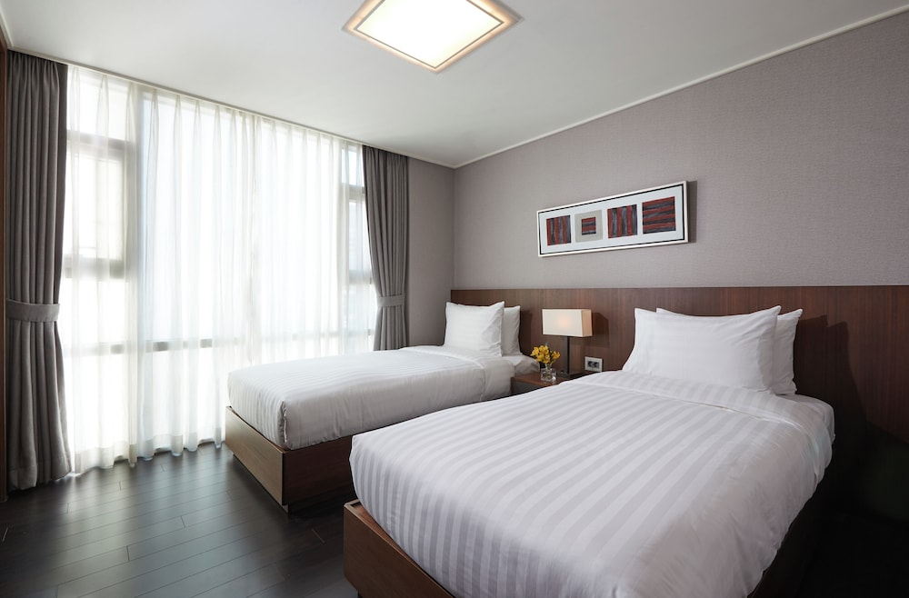 2 BEDROOMS, PREMIER, TWIN BEDS