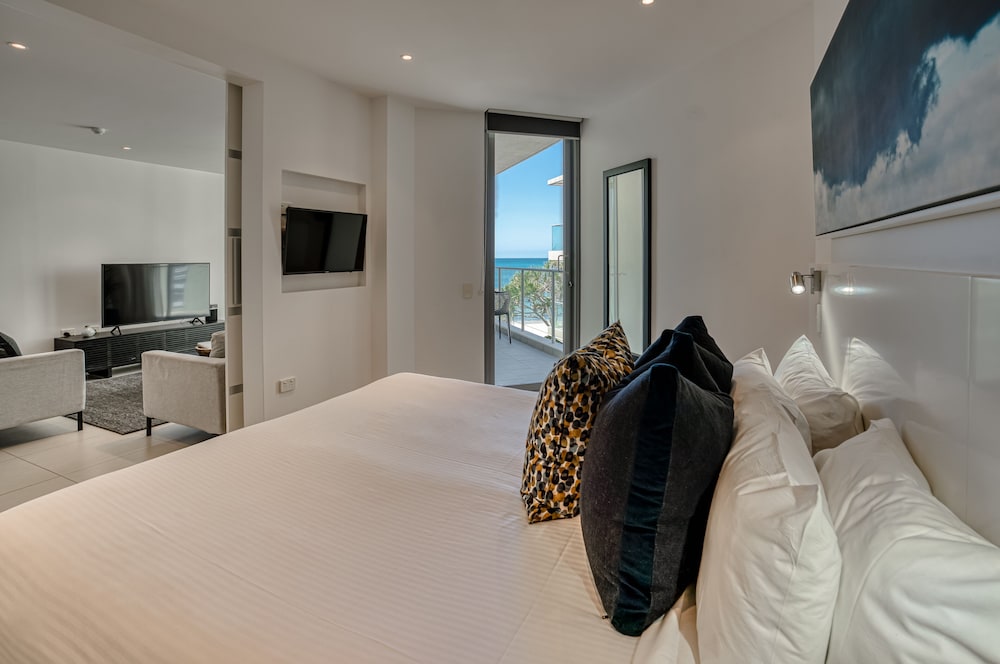 1 Bedroom, Spa, Penthouse, King Bed, Partial Beach View, On The Beach Noosa 4/8