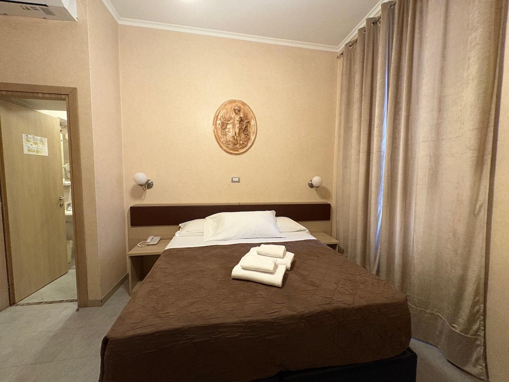 Elide Hotel 9/49
