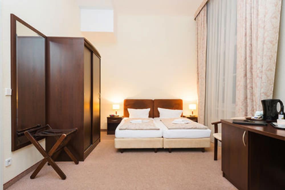 Upper Room Hotel 30/73