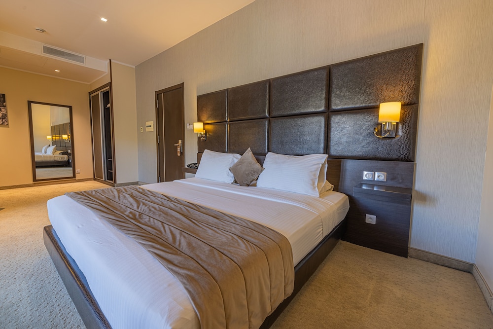 Senior, Suite, 1 King and 1 Single Beds