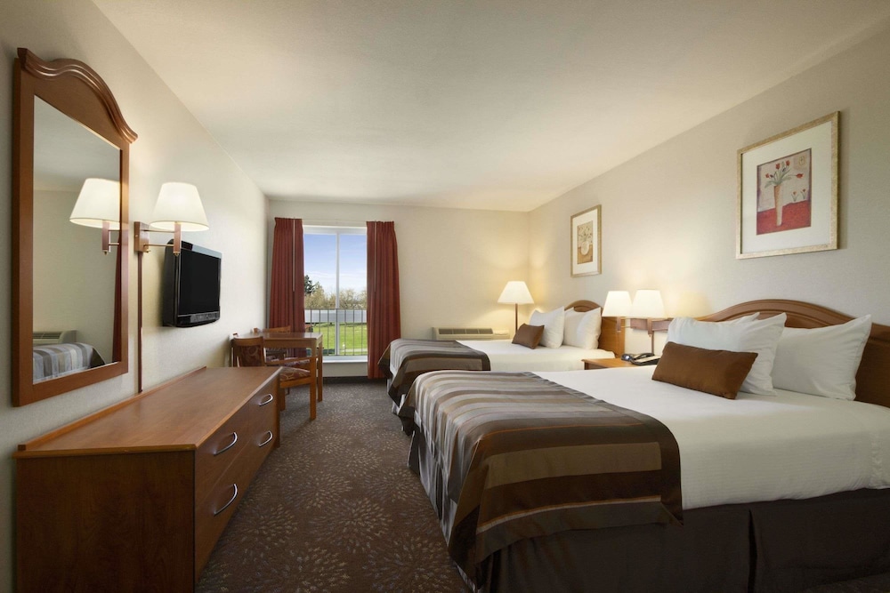 Ramada By Wyndham Seatac Airport 12/35