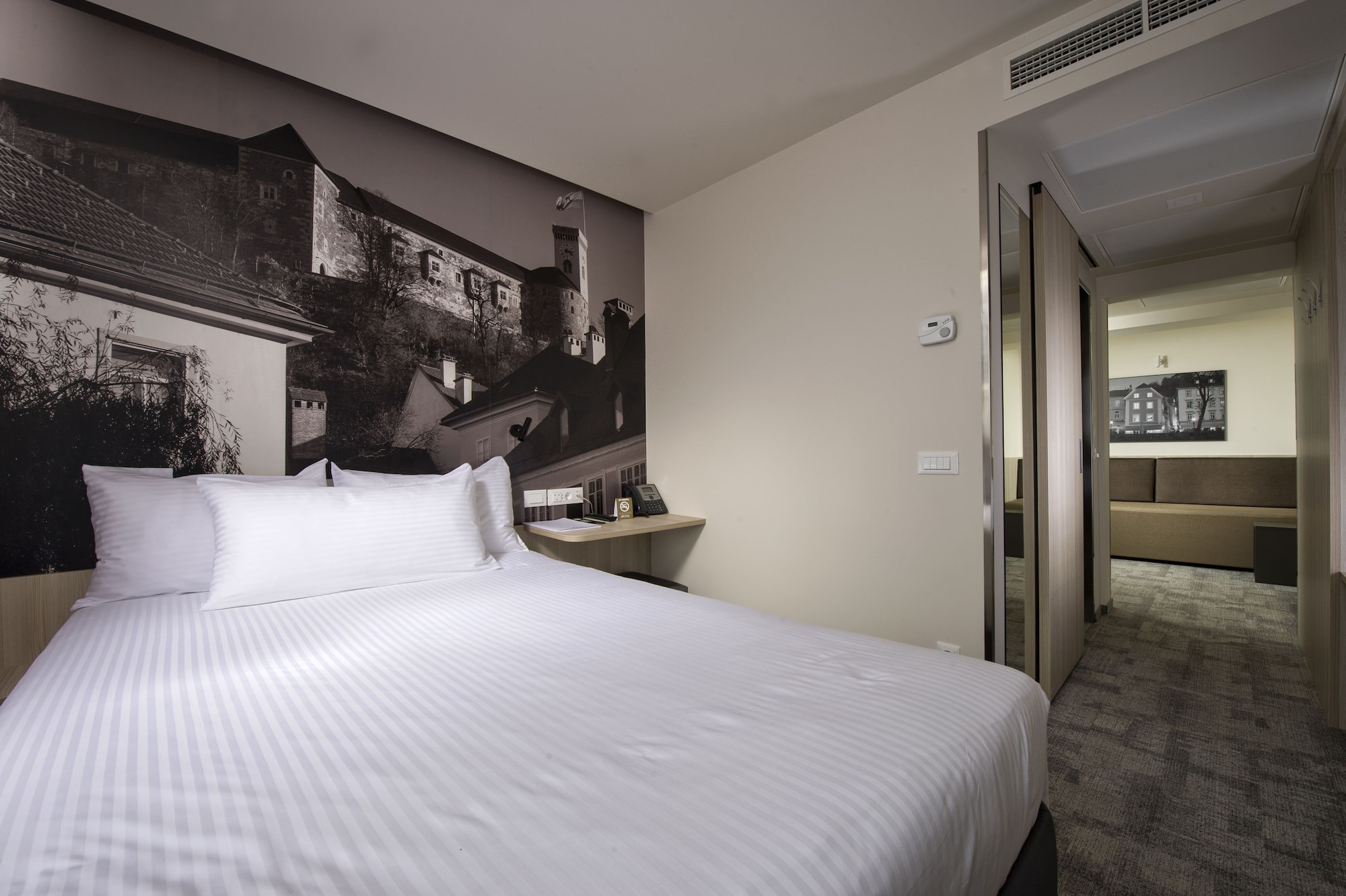 ROOM, SINGLE