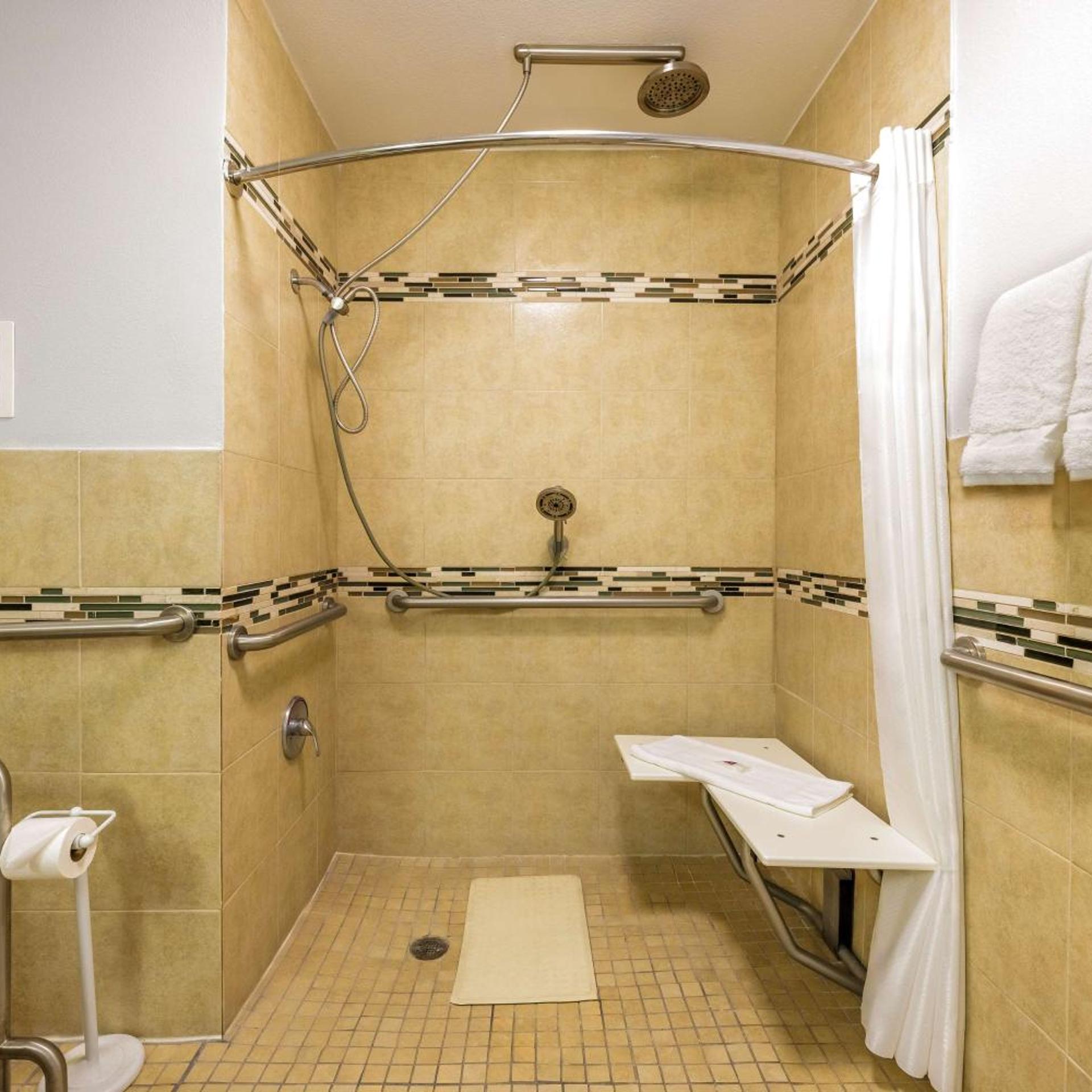 1 KING BED MOBILITY ACCESS RI SHWR NSMK