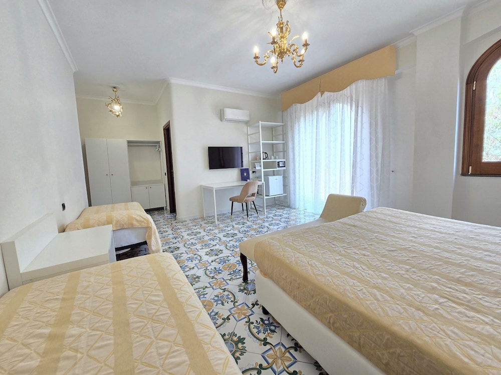 ROOM, QUADRUPLE