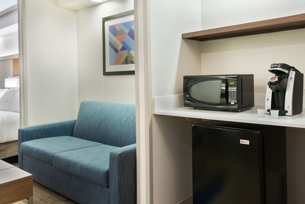 Holiday Inn Express & Suites Nearest Universal Orlando 38/48