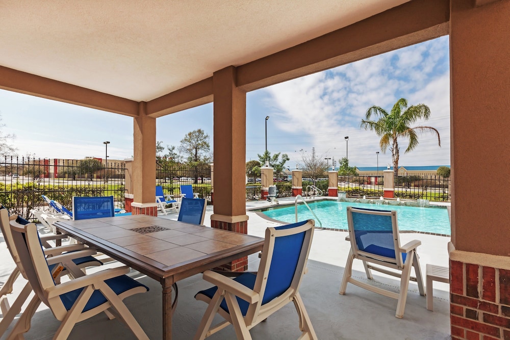 Holiday Inn Express Hotel And Suites Houston East 32/50