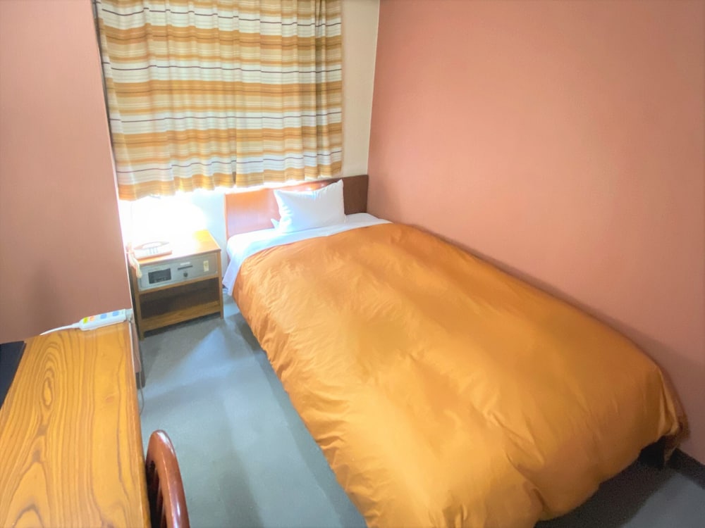 ROOM, SINGLE, SMOKING
