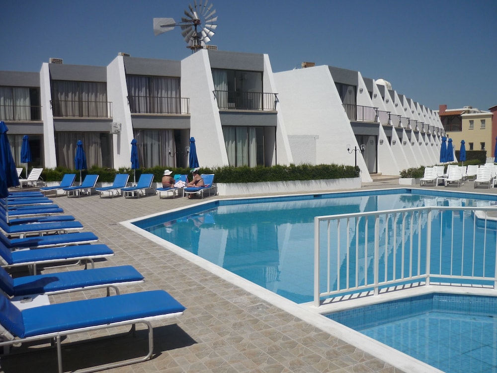 Penelope Beach Hotel 75/77