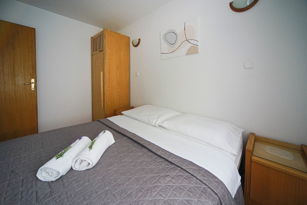APARTMENTS AND ROOMS DEGRA 5/49