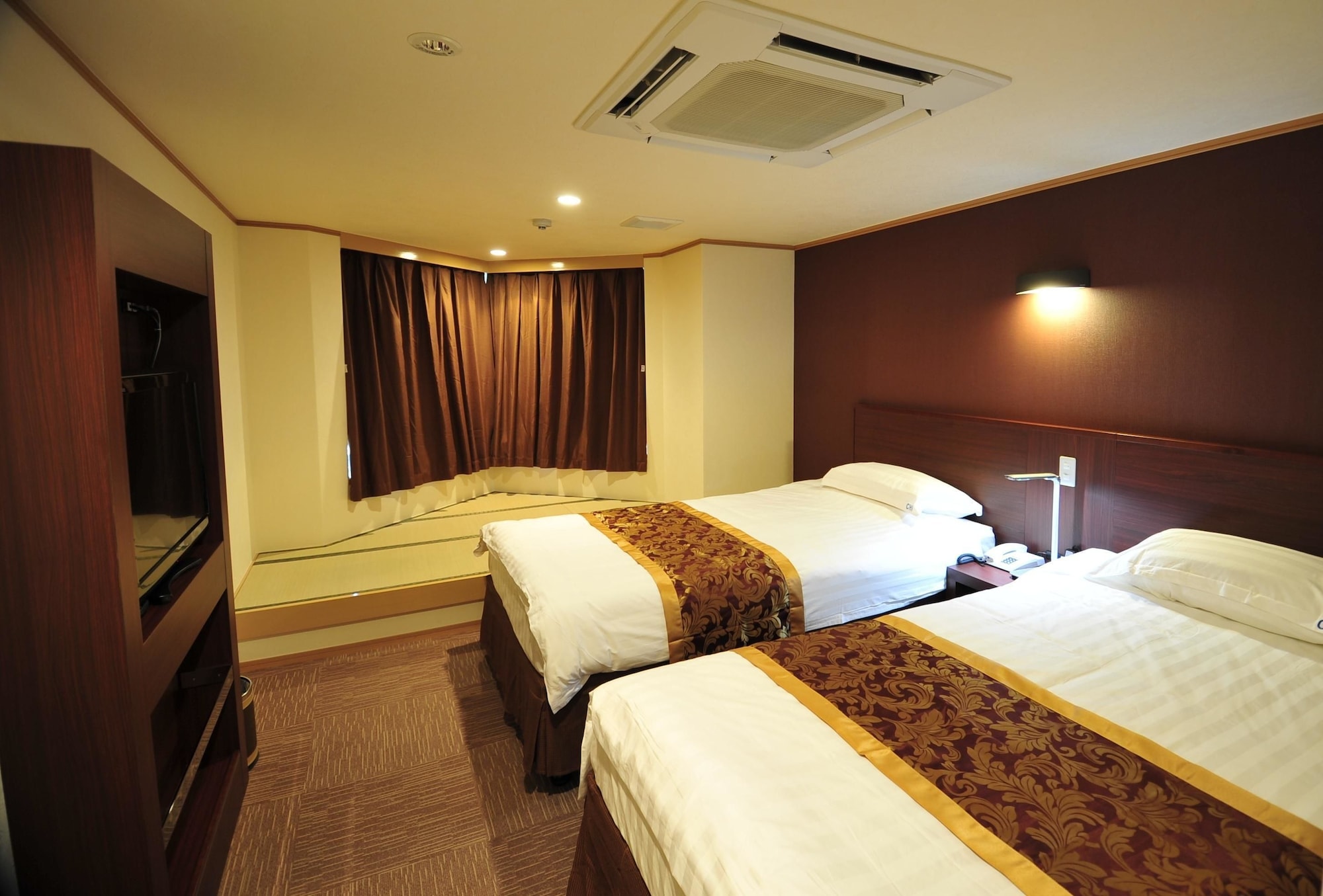 ROOM, TWIN BEDS