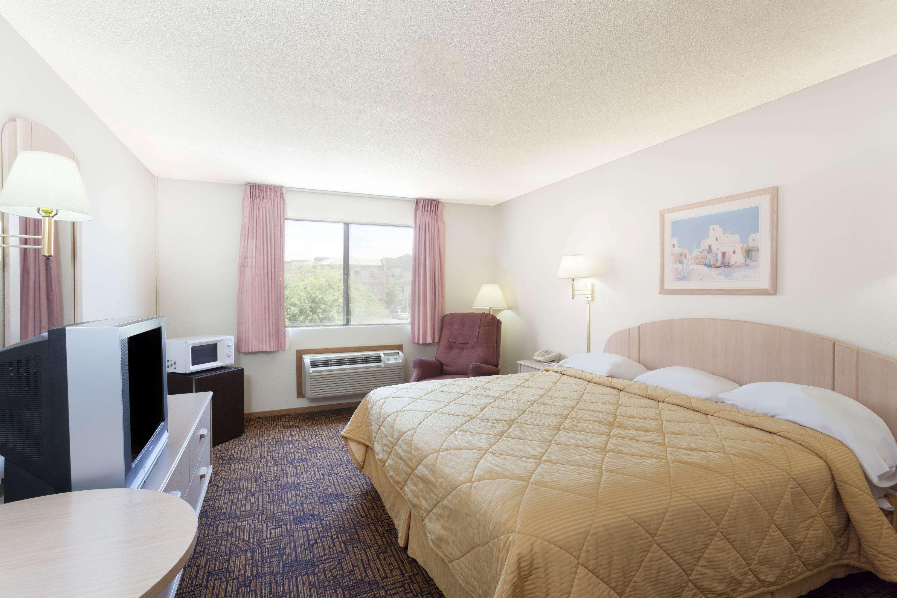 غرفة بسرير كينج