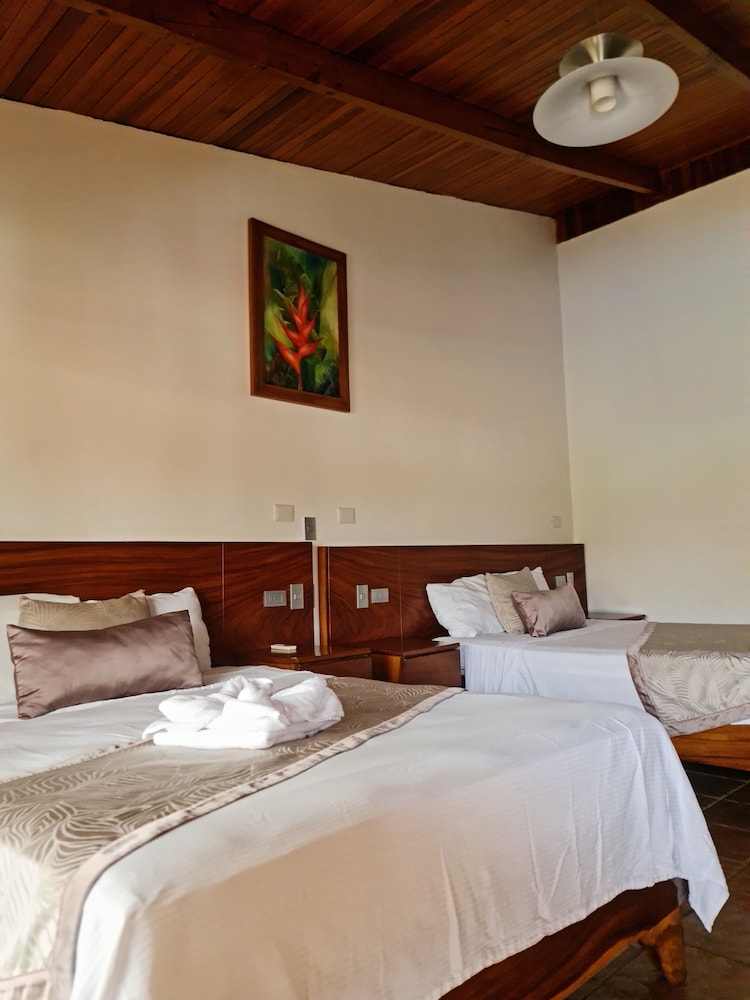 DELUXE, QUADRUPLE, 2 DOUBLE BEDS
