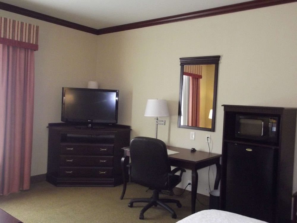 Hampton Inn & Suites Gainesville, TX 30/35