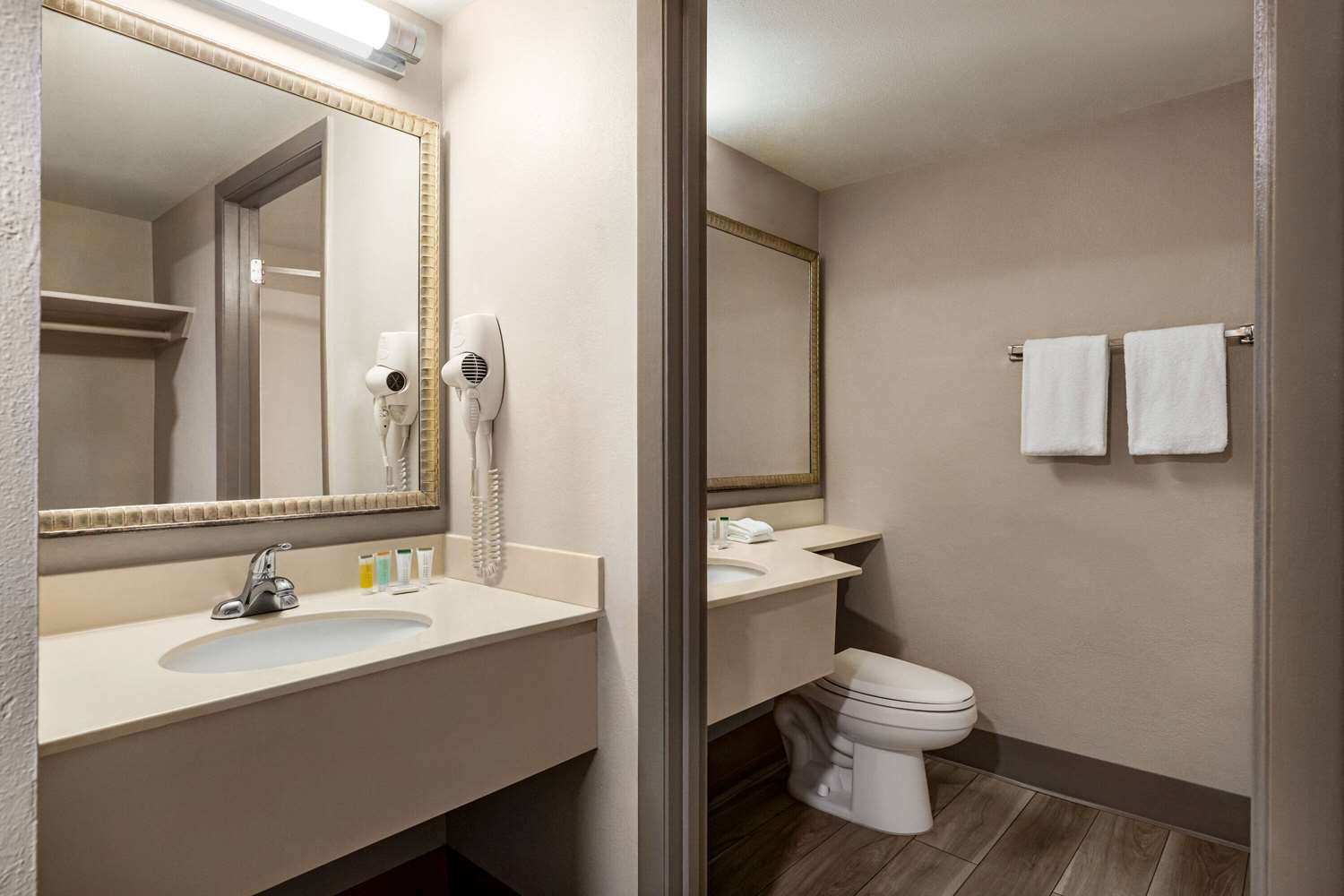 Days Inn By Wyndham Cocoa Beach Port Canaveral 41/44