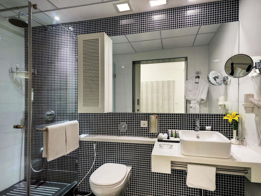 جناح بسريرين مزدوجين بشرفة بغرفتي نوم، Grand Mercure Bangalore An Accor Hotels Brand 8/10