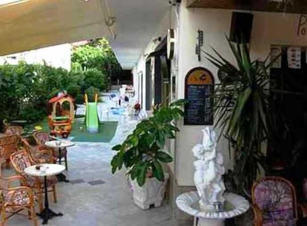 Harry's Bar & Apartments 11/50