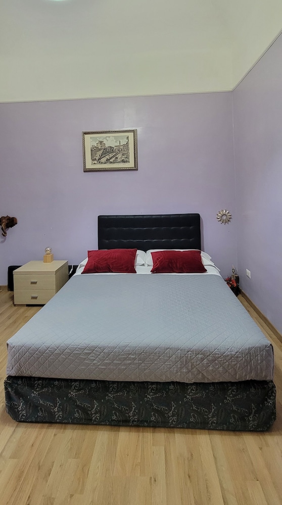 Basic, Town House, Queen Bed