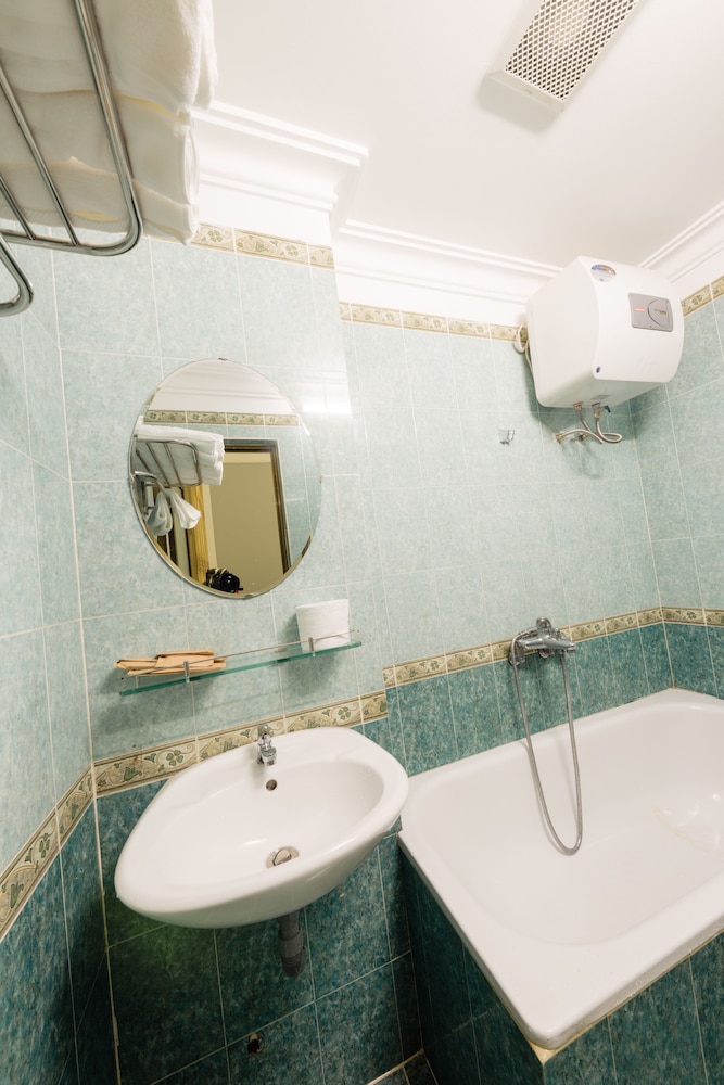 Avon Hotel 35/54
