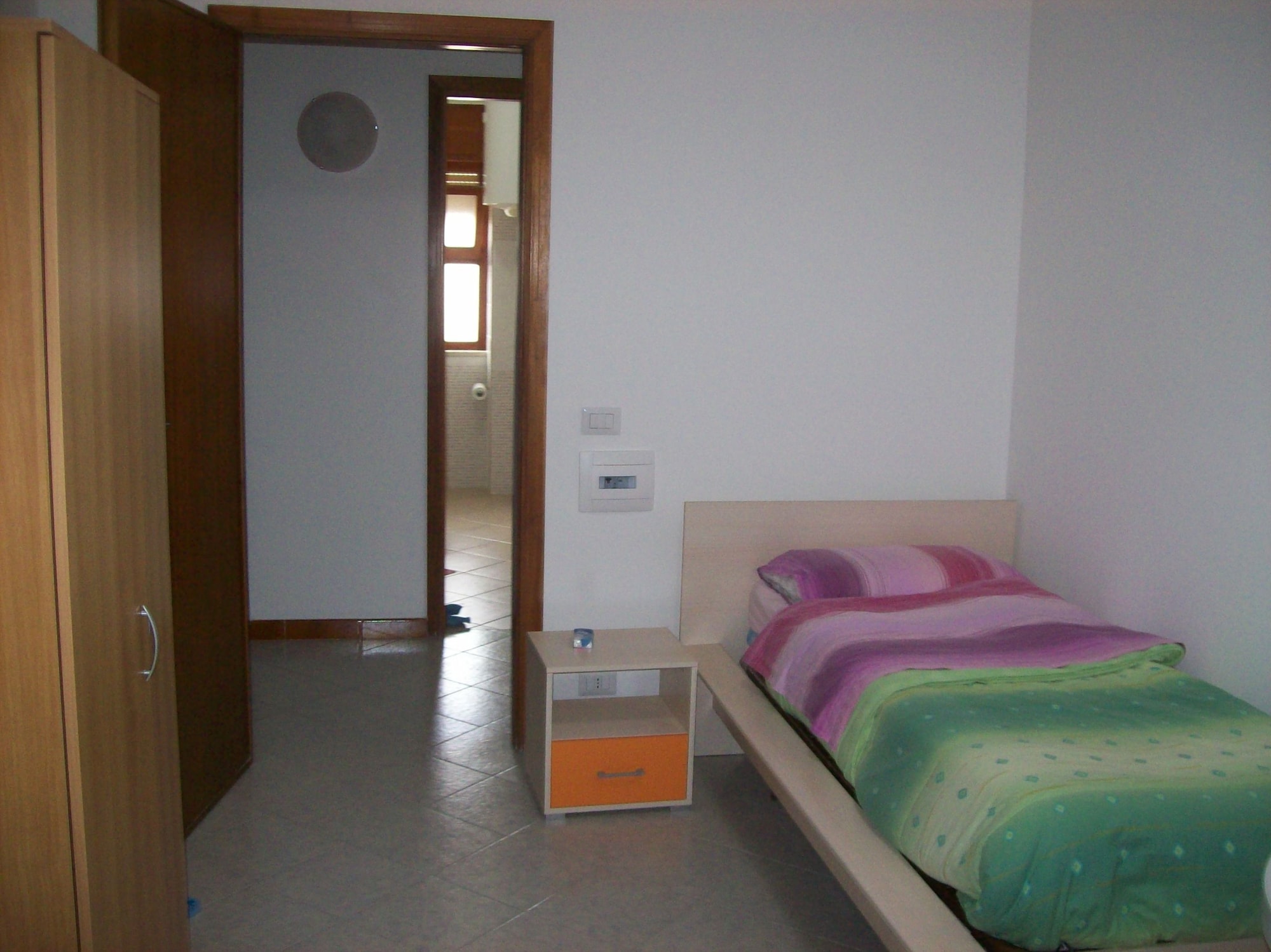 ROOM, SINGLE, SHARED BATHROOM