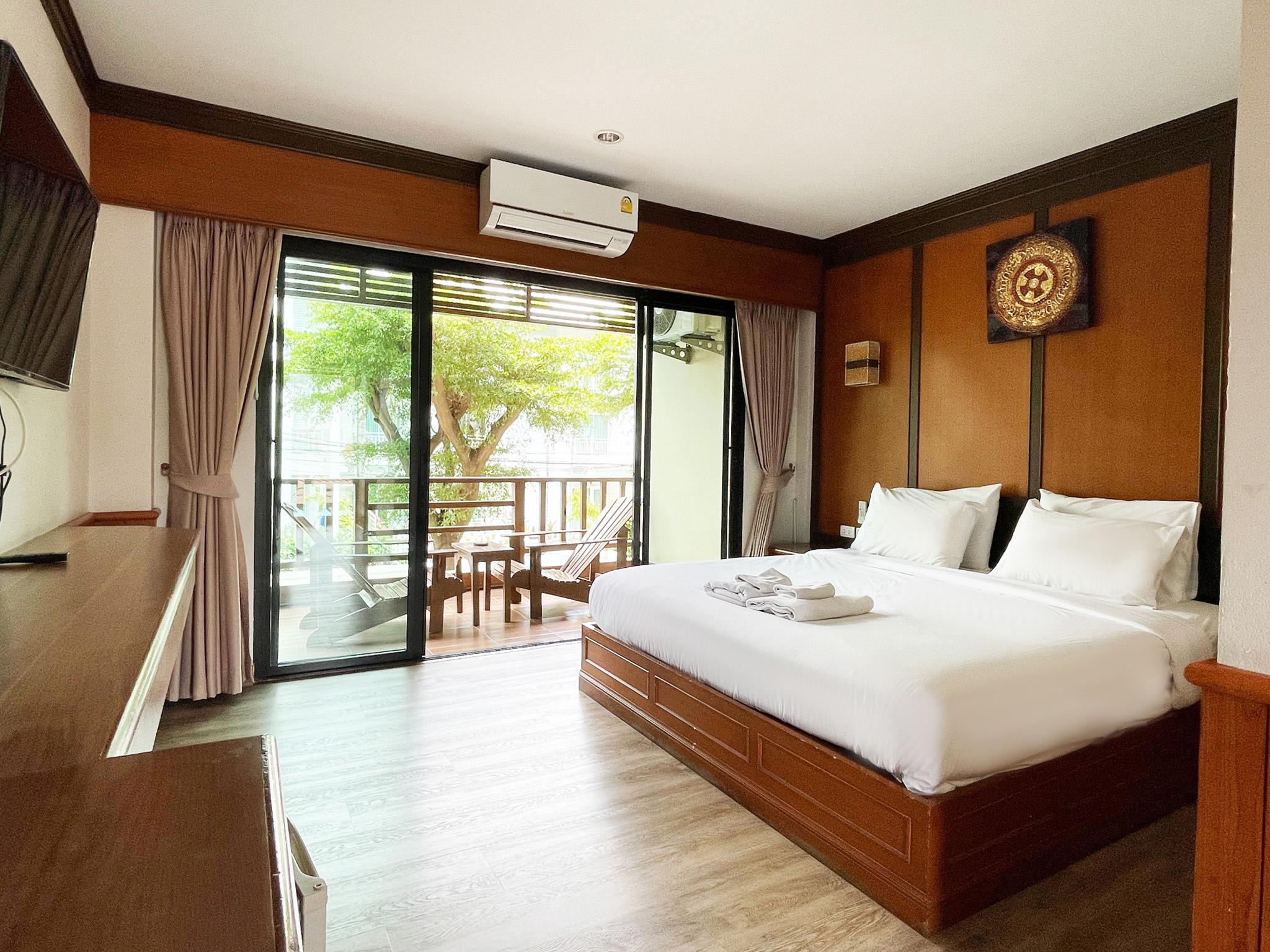 Deluxe, Balcony