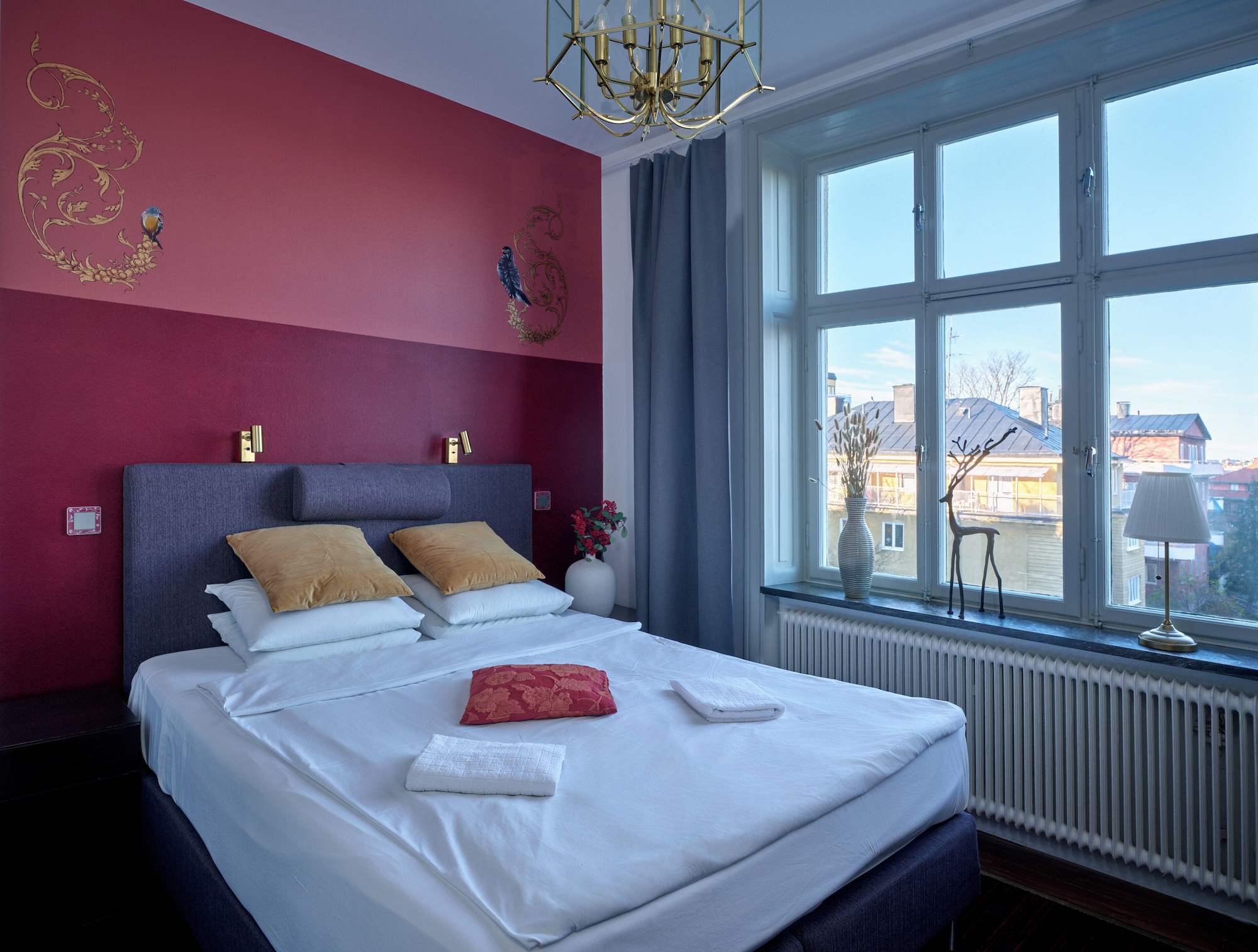 غرفة بسرير مزدوج