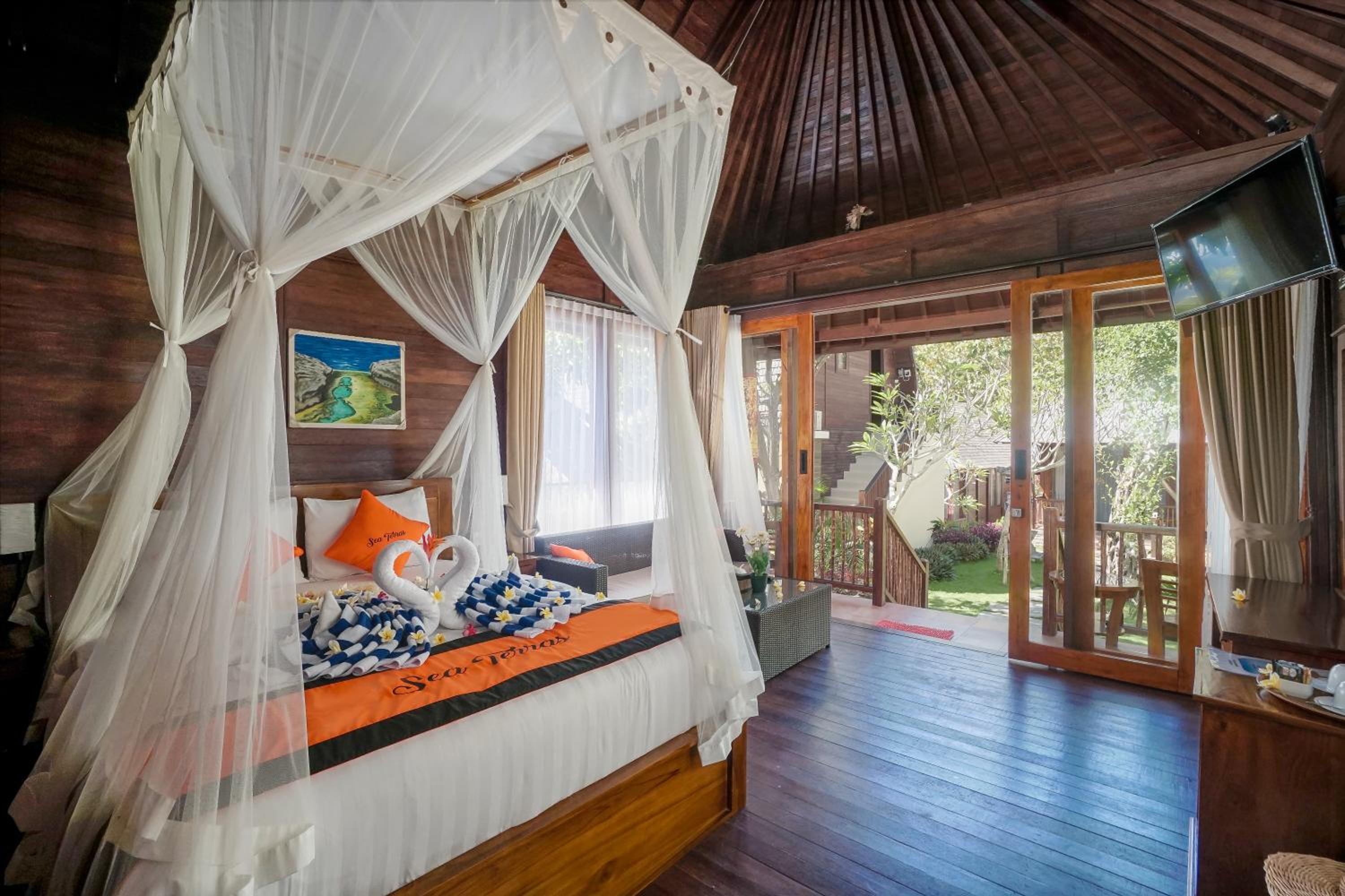 DELUXE, DOUBLE BED, BATHTUB
