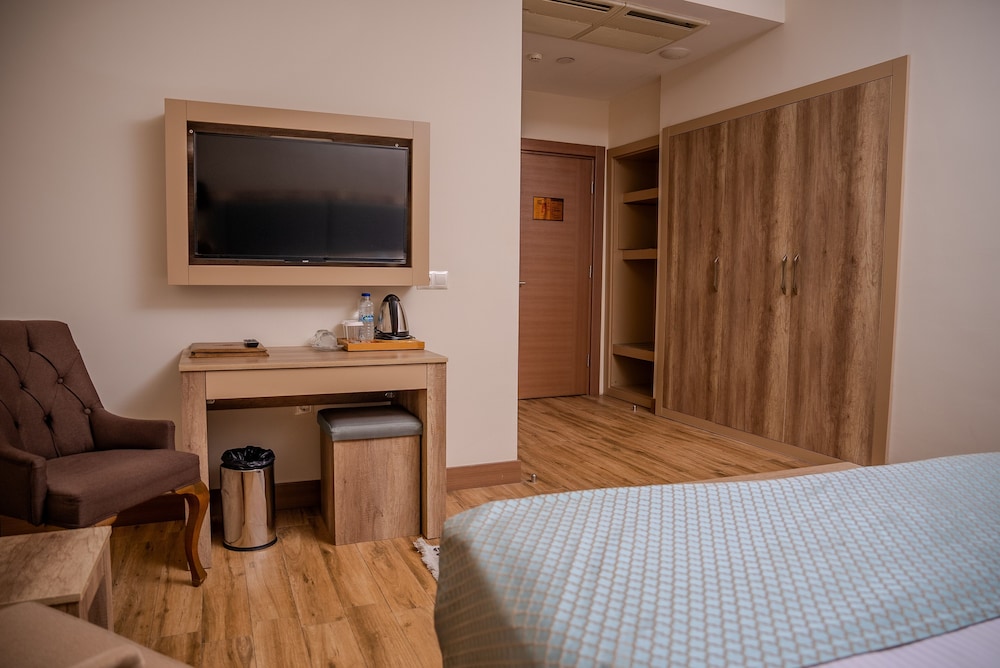 غرفة متصلة بسريرين منفصلين مع أريكة، Mari Suites Hotel 6/10