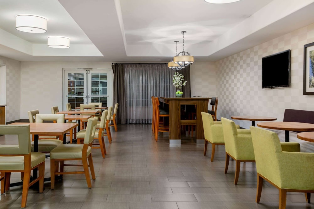 Fairfield Inn & Suites By Marriott Fresno River Park 40/54