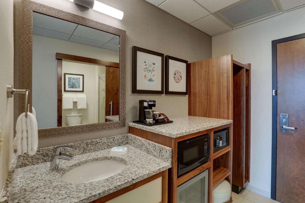 غرفة ديلوكس بسريرين كوين بشرفة مع أريكة لذوي الإعاقة، Drury Plaza Hotel Orlando - Disney Springs Area 4/4