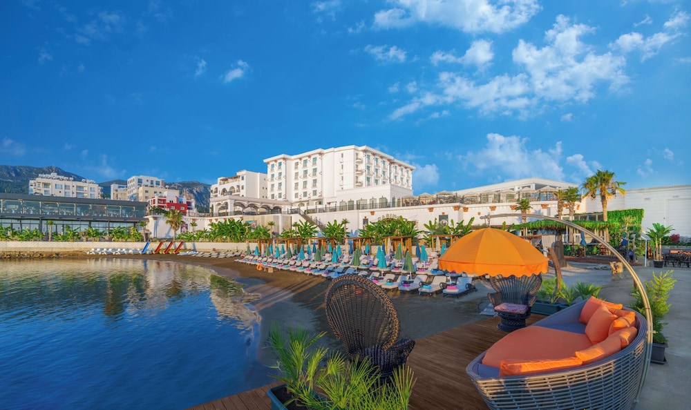 Les Ambassadeurs Marina Hotel Casino 47/50