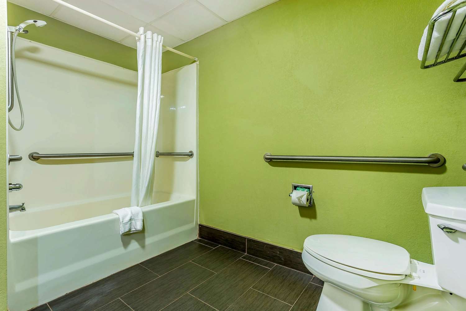 Quality Inn & Suites near Robins Air Force Base 21/21