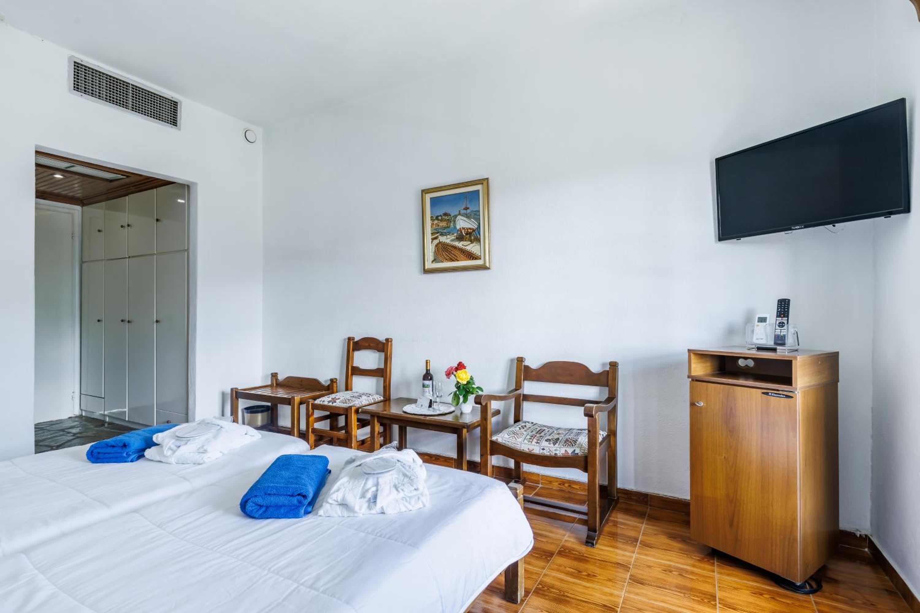 Room, Double or Twin Bed, Side Sea and Pool View