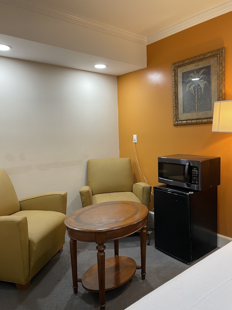 Howard Johnson by Wyndham Ridgecrest, CA 40/63