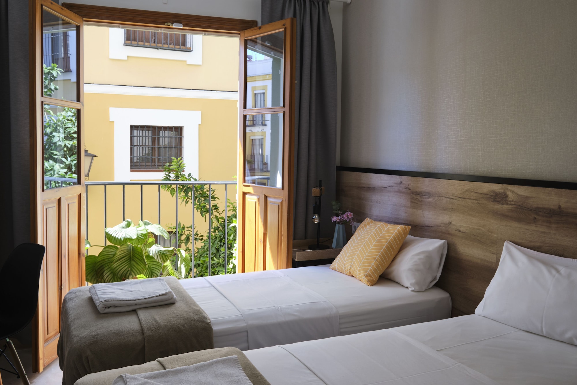 ROOM, DOUBLE OR TWIN BED, BALCONY