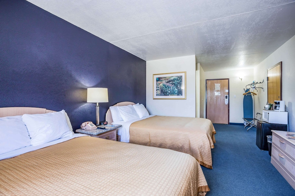 Rodeway Inn Branson, Brick House 11/35