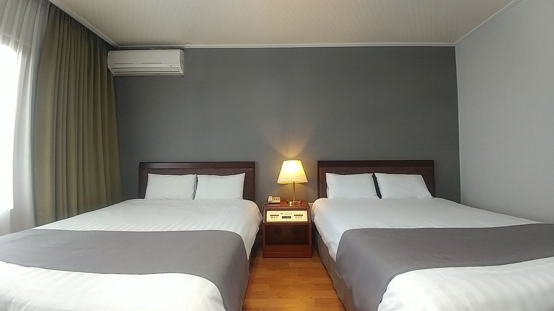 STANDARD, QUADRUPLE, 2 DOUBLE BEDS