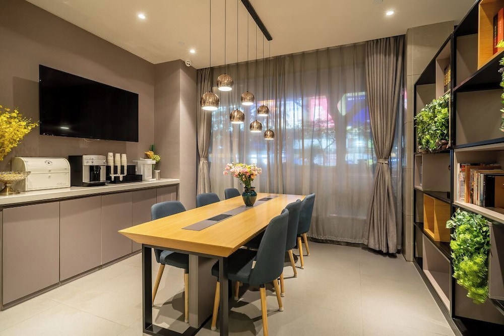 Home Inns Xiamen 30/33