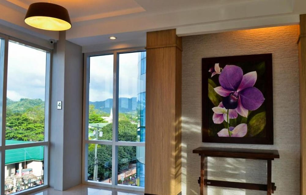D Hotel And Suites 36/50