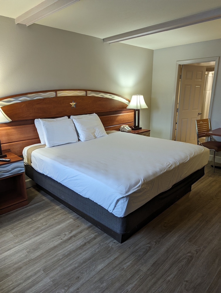 DELUXE, KING BED, ACCESSIBLE