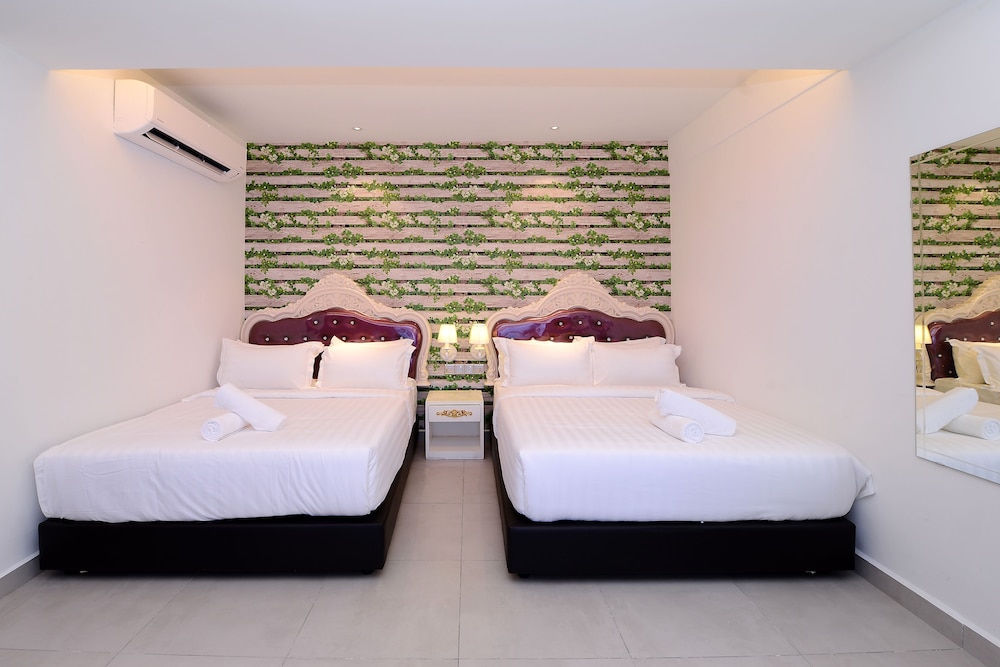 Art, Deluxe, Family, 2 Queen Beds
