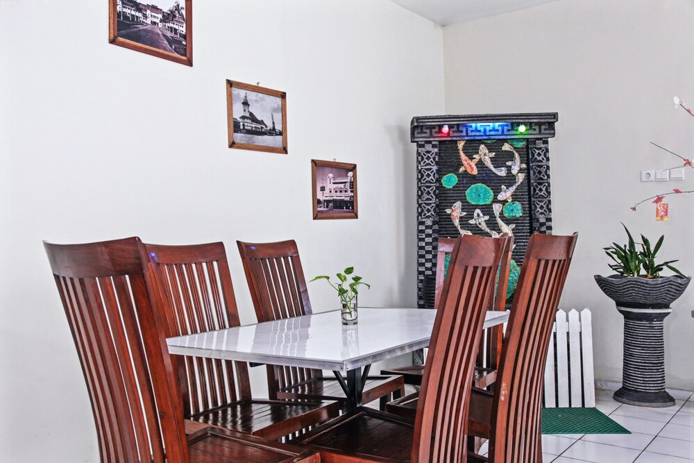 RedDoorz Plus near Galaxy Mall 26/39