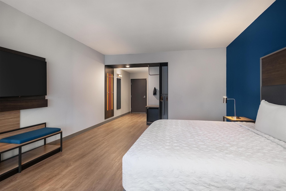 ROOM, KING BED, ACCESSIBLE