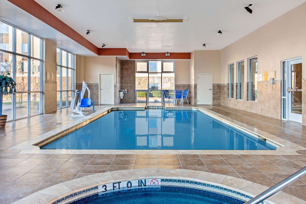 La Quinta Inn and Suites by Wyndham Ft. Worth - Burleson 5/53