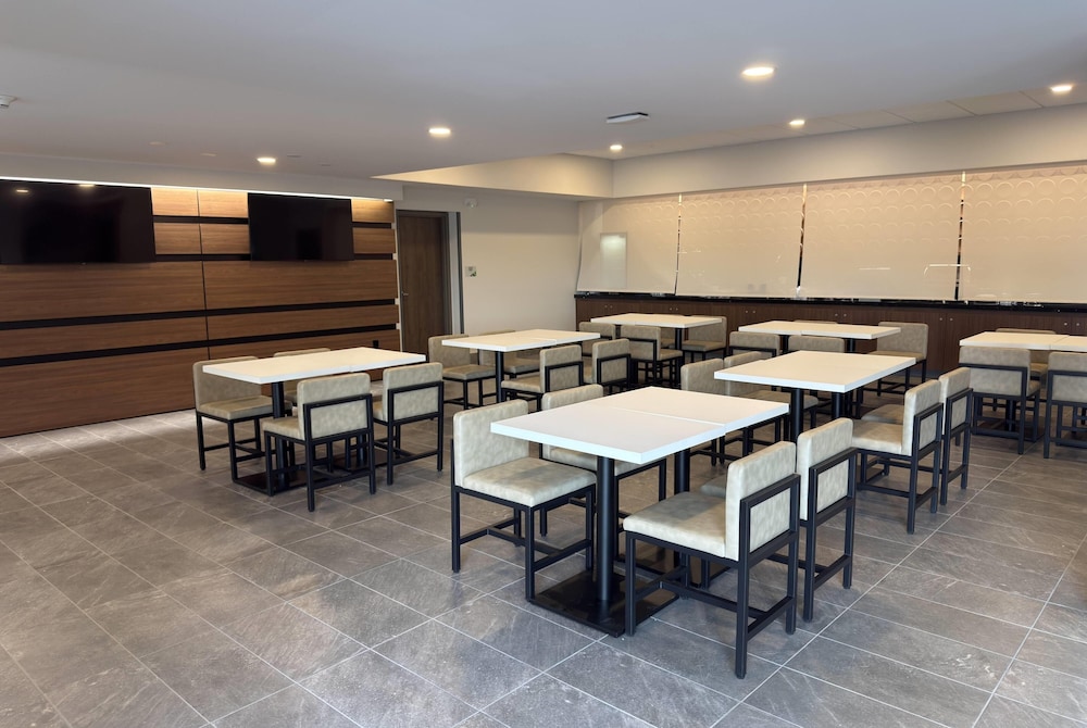 Wingate by Wyndham Geneva at SPIRE Academy 40/56