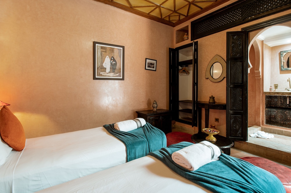 DOUBLE OR TWIN BED, PRIVATE BATHROOM