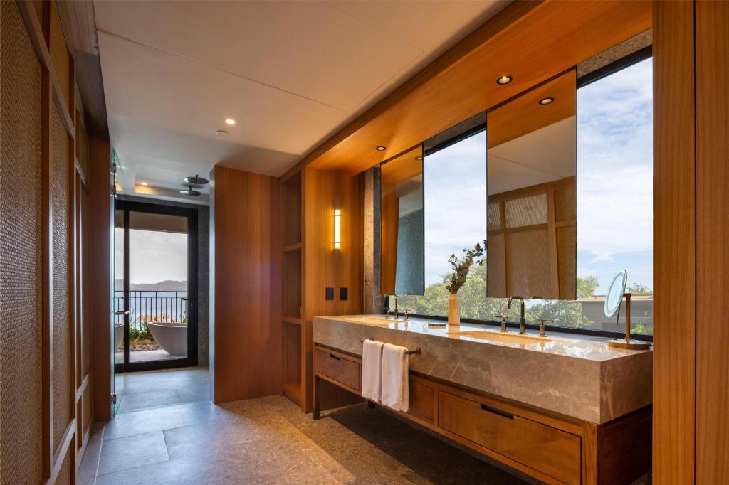 1 BEDROOM, SUITE, KING BED, OCEAN VIEW, WITH POOL